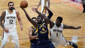 ▲威廉森（Zion Williamson）先扒火鍋再演出空中接力。（圖／美聯社／達志影像）