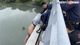 輕生,跳橋,倒掛,板橋,翻攝畫面