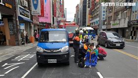 北市瓦斯車與機車發生碰撞，騎士與乘客受傷倒地送醫。（圖／翻攝畫面）