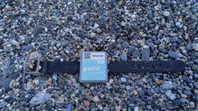 香港居檢電子手環海漂七星潭有民眾在花蓮七星潭海邊發現1條香港「居安抗疫手環」，根據附著在錶帶上的藤壺生物，推測手環在海上漂流時間約3週。（黑潮海洋文教基金會提供）中央社記者張祈傳真  110年1月5日