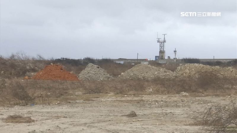 王功蚵汙染危機　數百噸廢木材堆海邊