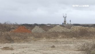 王功蚵汙染危機　數百噸廢木材堆海邊