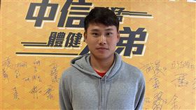 林樺慶轉戰兄弟首亮相中職中信兄弟5日到耕莘醫院體檢，轉戰兄弟的林樺慶首度亮相。中央社記者楊啟芳攝　110年1月5日