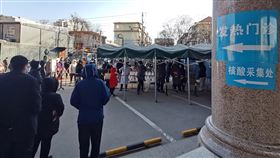 河北省爆本土疫情　石家莊市進入戰時狀態河北省近日爆發多起武漢肺炎本土確診病例，石家莊市、邢台市、涿鹿縣已陸續宣布進入戰時狀態。圖為5日民眾在河北醫科大學附屬第二醫院外排隊等待核酸檢測。（中新社提供） 中央社　110年1月5日