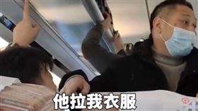 一名農民工在放行李時，不小心碰到一名「行頭高貴」乘客的衣服，不料卻引起該「老闆」的怒火，拿起行李箱就往農民工頭上砸去（圖／翻攝網易新聞）