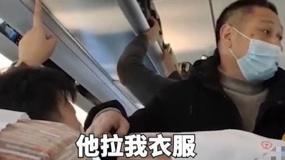 工人碰到大老闆衣角！下秒遭爆頭狠打