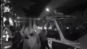 ▲中國珠海一正妹酒駕被攔查，求員警「像我這麼個大美女，我會跑嗎？」（圖／翻攝自廣州日報微博）