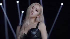BLACKPINK Rosé朴彩英代言YSL氣墊粉餅。（圖／YSL提供）