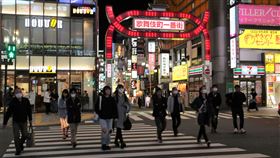 日本防疫缺強力司令塔 處於溫水煮青蛙狀態日本面對武漢肺炎疫情擴大，東京都知事小池百合子強調國難當頭，呼籲民眾週末盡量不要夜間外出，但東京新宿鬧區4日還是可看到年輕人逛街購物。中央社記者楊明珠東京攝 109年4月5日