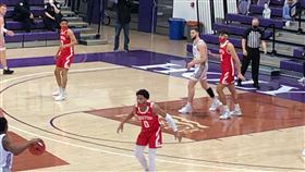 ▲NCAA波士頓大學球員戴口罩比賽。（圖／翻攝自Jeff Goodman
推特）