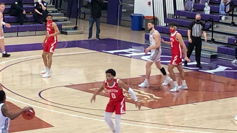 防疫情蔓延　NCAA球員戴口罩比賽