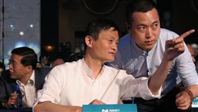 馬雲槓上中國政府  螞蟻集團淪重點整頓對象阿里巴巴集團創辦人馬雲（前左）批評中國金融監管制度後，旗下金融科技事業螞蟻集團遭重點整頓。圖為馬雲2015年6月25日參加浙江網商銀行開業活動。中央社記者尹俊傑杭州攝  110年1月6日