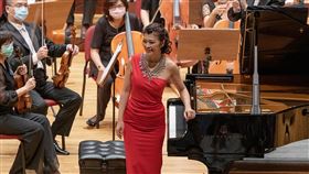 拉赫曼尼諾夫鋼琴協奏曲全集音樂會　陳毓襄代打國立台灣交響樂團原訂邀請俄國鋼琴家馬祖耶夫（Denis Matsuev）訪台舉行「拉赫曼尼諾夫鋼琴協奏曲全集」音樂會，在考量國內音樂家與樂迷健康安全後，確定改由駐團藝術家陳毓襄（中）代打演出。（國台交提供）中央社記者趙靜瑜傳真　110年1月5日