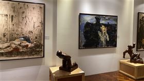 以藝術寫歷史　 陳武鎮創作媒材包含油畫、木雕政治受難者陳武鎮藉由油畫、木雕等媒材，呈現台灣政治犯在二二八時期、白色恐怖時期的面貌。陳武鎮表示，他的創作主題一向都圍繞在人權，他的受難經歷也是創作的動力。中央社記者陳秉弘攝  110年1月5日