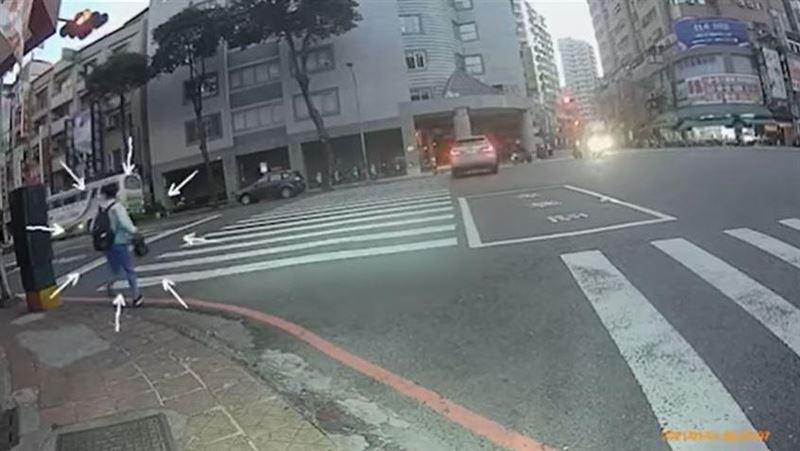 高中生搭校車影片暖哭3萬人　網淚推