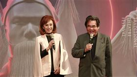 明華園戲劇總團推劇作海賊之王去年受疫情影響，台灣戲曲藝術節停演延期，今年台灣戲曲藝術節將兩年的節目分量同時推出，明華園戲劇總團小生孫翠鳳（左）與總團長陳勝福（右）介紹旗艦製作「海賊之王—鄭芝龍傳奇」。（傳藝中心提供）中央社記者趙靜瑜傳真　110年1月5日