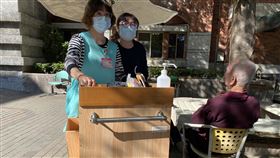 改採自然人承攬  南區老人之家再爆護理師爭議衛福部南區老人之家在承攬護理人力的新廠商突然棄標下，為確保院內長者能安全獲得照顧，以自然人承攬方式，讓護理師自己老闆兼員工，盼留用原來的護理師，結果有多人不願簽約，上網控訴「被失業」。中央社記者郭芷瑄攝  110年1月5日