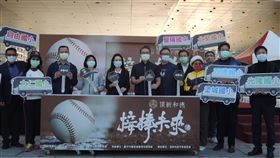 頂新和德基金會捐贈中市10校交通車頂新和德文教基金會5日捐贈10輛交通接駁車給台中市10所學校，盼讓台中市基層棒球學校訓練及外出比賽更便利，捐贈儀式下午在台中市政府前廣場舉行。中央社記者郝雪卿攝  110年1月5日