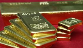 今年開市以來，金價迅速站穩1900美元高檔區間，專家分析，各國政府持續「放錢」，加上弱勢美元推升金融風險意識，短線若能突破1965美元，後續有望再創新高。（中央社檔案照片）