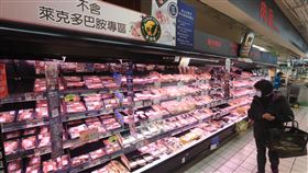 萊豬開放進口　業者設不含萊劑專區（2）含萊克多巴胺美豬開放進口，台北市一家賣場業者在肉品區設置不含萊克多巴胺專區，清楚標示肉品產地供民眾選擇。中央社記者吳家昇攝　110年1月1日