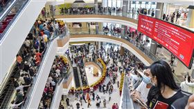 中國商務部：商場超市應拒絕不戴口罩顧客進入中國武漢肺炎疫情持續嚴峻，中國商務部5日公布最新疫情防控指南，其中要求商場、超市應拒絕不戴口罩顧客進入。圖為海南島新開幕的一間免稅商城，元旦假期湧入人潮。（中新社提供）中央社　110年1月5日