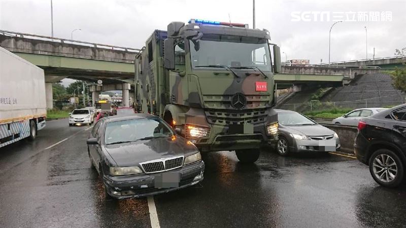 快訊／國軍雷達車事故　轎車險遭輾過