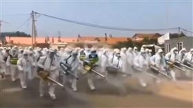 中國網友瘋傳一則中共當局派出「生化部隊」前往河北省進行地毯式噴藥消毒的影片(圖/翻攝中國「財經冷眼」推特)