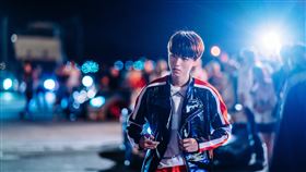 《叱咤風雲》周杰倫霸氣甩尾飾山道車神 遭王俊凱嗆聲：你的不敗紀錄到今天為止了。（圖／創映電影、量能影業提供）