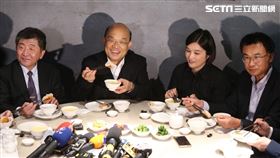 行政院長蘇貞昌6日和衛福部長陳時中、農委會主委陳吉仲等人到台北市朱記餡餅粥餐廳品嚐國民美食。（圖／記者盧素梅攝影）