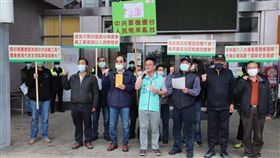 鹿谷農會用人民幣發加班費  縣府接獲陳情書民進黨南投縣黨部執行委員曾琮愷（前右4）等人6日到南投縣政府陳情表示，有鹿谷鄉農會員工陳情指民國106年間收到農會發放的加班費是人民幣，質疑這筆款項是否合法、有無依正常管道攜帶入境、是否與農會選舉有關，希望南投縣政府、司法單位查明。中央社記者蕭博陽南投縣攝  110年1月6日