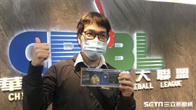 ▲資深林姓象迷抽中彭政閔隕石卡。（圖／記者黃泓哲攝影）