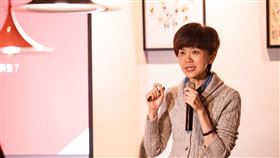 圖書館重整雜誌改版  兩廳院總監劉怡汝溫和改革從表演藝術圖書館整建到「表演藝術雜誌」改版，兩廳院藝術總監劉怡汝沒有忘記上任百日時給的新承諾，逐步溫和改革，整理兩廳院大叔般的外表，但同時也釋放劇場的靈魂，發揮劇場的多元功能，期待這些激起的漣漪會像蝴蝶效應，慢慢改變表演藝術的困境。（兩廳院提供）中央社記者趙靜瑜傳真  110年1月6日