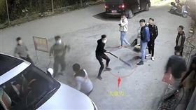 廣西一名男子日前在酒吧和別人發生小口角，後來他又與對方狹路相逢，竟然拿「關刀」砍傷對方（圖／翻攝中國「瀟湘晨報」）