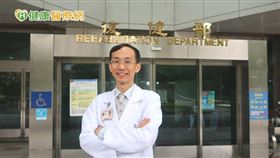 三軍總醫院復健科主治醫師張正強說明，腦中風後所導致的肌肉痙攣是因為大腦受損、無法順利控制運動神經，進而在肢體部位出現肌肉張力過強等症狀，許多肢體痙攣患者因此難以自理生活，有時連拿起水杯都困難萬分。