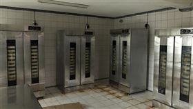 男租社區地下室實驗飄蒜味　基隆環保局到場稽查許姓男子承租基隆市暖暖區一處社區地下室進行實驗，卻飄散濃厚蒜頭味引起居民反彈，環保局派員稽查，發現有3組抽風設備和6座恆溫箱，稽查當時設備正在運轉且有蒜頭味逸散，立即令現場人員關閉設備，並告知相關法令，要求勿開啟設備。（基隆市環保局提供）中央社記者王朝鈺傳真　110年1月6日