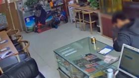 ▲熟客以為天衣無縫偷換彩券，在監視畫面裡表露無遺。（圖／翻攝自監視畫面）