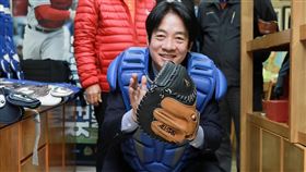 ▲賴清德讚MIT捕手護具是台灣之光。（圖／翻攝自賴清德官方臉書）