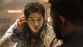 宋仲基率領金泰梨、陳善奎、柳海真等實力派演員主演的科幻電影《勝利號》。（圖／Netflix提供）
