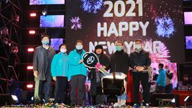 跨年抽獎遭疑內定　竹縣府：全程公開律師見證日前新竹縣跨年晚會摸彩活動由國民黨新竹縣議員陳凱榮的妻子（前右3）抽中頭獎汽車，有網友質疑是否為內定，新竹縣府6日否認，指過程全程公開直播且有律師見證。（新竹縣政府提供）中央社記者郭宣(文三)傳真  110年1月6日