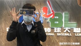 ▲20年資深象迷抽到「彭政閔火星隕石卡」隨即上網拍賣。（圖／記者黃泓哲攝影）