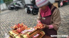 7旬阿嬤頂寒流擺攤籌夫醫藥費／記者張雅筑攝影（其它稿件勿用）