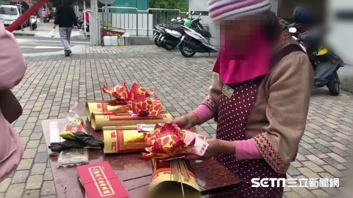 獨／籌夫醫藥費　7旬嬤頂寒流賣金紙