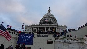 川普支持者占領國會前草坪