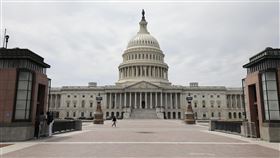 美參院掌控權誰屬 喬治亞州參議員決選後見分曉美國喬治亞州美東時間5日將舉辦2席參議員決選，結果將決定哪個黨將獲得參議院掌控權。圖為109年11月19日所攝美國國會外觀。中央社記者徐薇婷華盛頓攝  110年1月5日