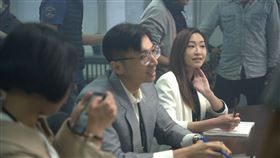 獨／國際橋牌社2吃緊？486同事當臨演、超正的她慘被罵（圖／翻攝自486先生粉專）