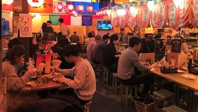 年輕人群聚成日本防疫挑戰  澀谷跨年很難寂寞日本武漢肺炎疫情升溫，東京澀谷今年雖然沒有舉辦跨年活動，但預料無法返鄉的年輕人還是會聚集慶祝，為日本嚴峻的疫情再添變數。圖為澀谷餐廳人潮不減。中央社記者楊明珠東京攝  109年12月31日