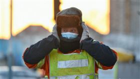  創半世紀最冷！北京低溫「-19.5度」　路人口罩硬梆梆（圖／翻攝自北京青年報微博）