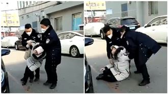 獨／不爽封鎖！大媽被警員暴力拖行