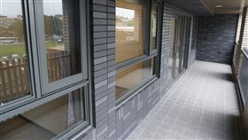 北市明倫社宅3房房型租金偏高（2）明倫社宅3房房型租金偏高引發熱議，台北市都發局長黃景茂表示，社宅租金是委託專業估價師查估周邊租屋行情後訂出價格，且社宅地點、區位不同，租金就不同；現已檢討明倫社宅3房型租金高情形，未來興建社宅擬減少陽台、走道面積。中央社記者劉建邦攝  109年12月5日