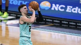 90呎底線長傳！球三弟進精彩壓哨球 NBA,夏洛特黃蜂,LaMelo Ball,球三弟,Miles Bridges,美式足球
美聯社／達志影像